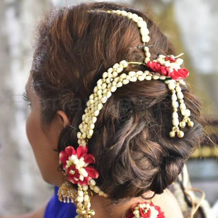 Hairdo with fresh flower jewellery