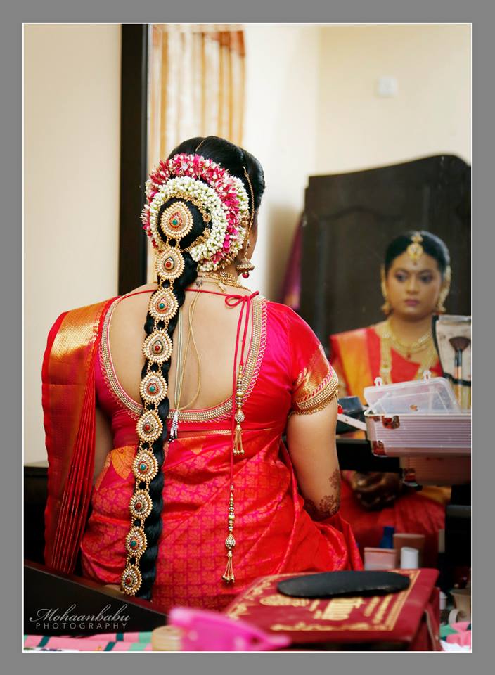 brides-essentials_red-saree_pellipoolajada_hairstyle_indianbride-jpg11