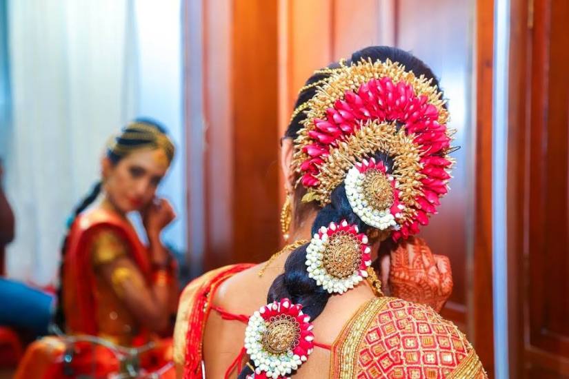 brides-essentials_red-saree_pellipoolajada_hairstyle_indianbride-jpg9