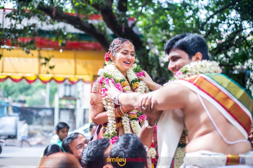 Brahmin Wedding Rituals with Smiley Media. Banana leaves, pompous nagaswarams,the famous athirasam and all the aunties and uncles dressed up in panchakachams.