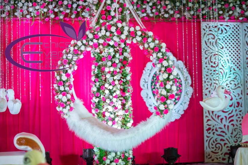Use of Traditional Flowers for Wedding Décors. There are many traditional Indian flowers which can make your wedding décor look romantic and lovely.Traditional flowers are no more limitet to marigold, rajnigandha and roses.We now see carnations, daisies and gerbera are used more too.